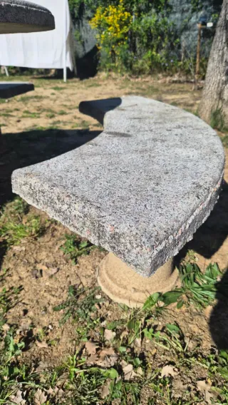 Mesa y bancos de piedra