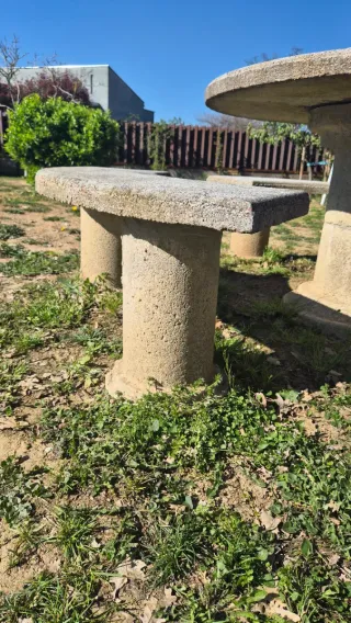 Mesa y bancos de piedra