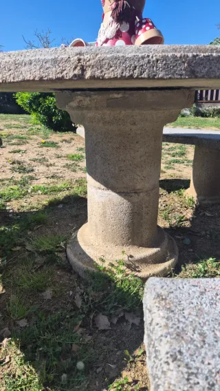 Mesa y bancos de piedra