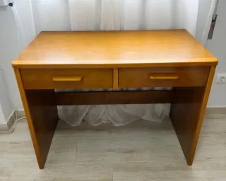 Escritorio de madera con cajones