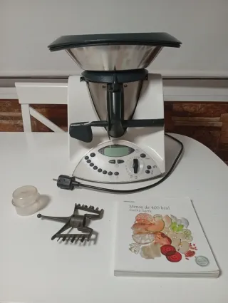 Thermomix T31 con accesorios y libro