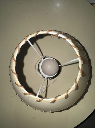 Lámpara de mesa beige y dorada