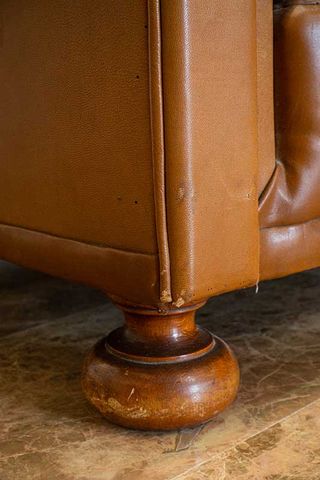 Sillón Chester de Cuero Marrón 1ª mitad siglo XX