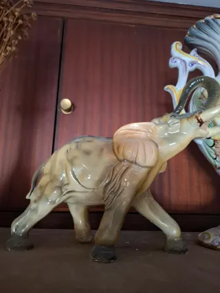 Elefante de cerámica decorativo