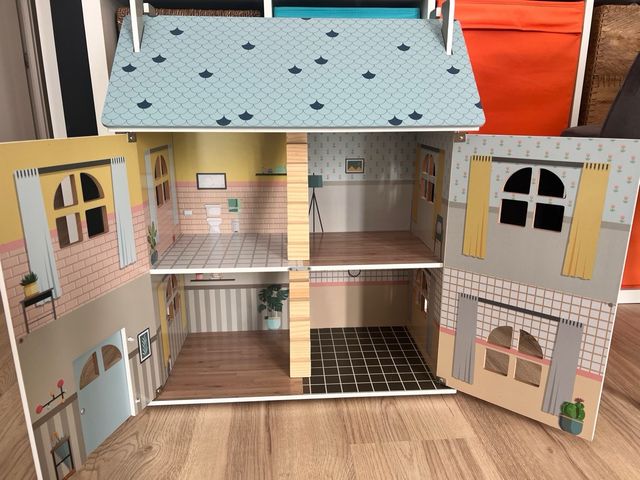 Casa de muñecas de madera