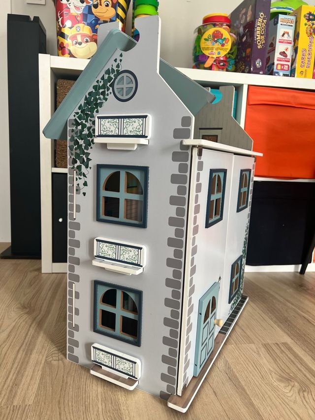 Casa de muñecas de madera