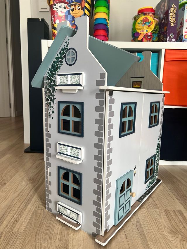 Casa de muñecas de madera