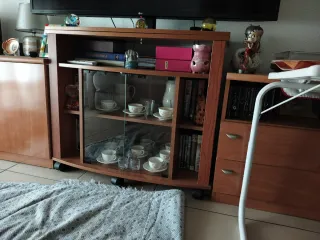 Mueble TV con ruedas color cerezo