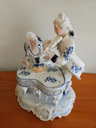 Statuina in porcellana lucida stile Capodimonte