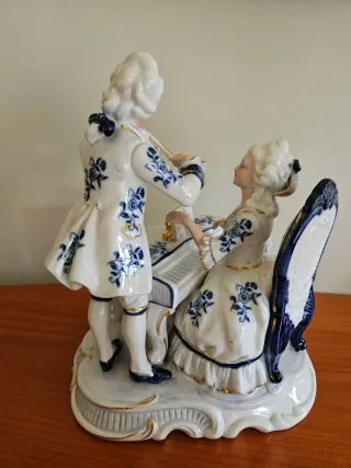 Statuina in porcellana lucida stile Capodimonte