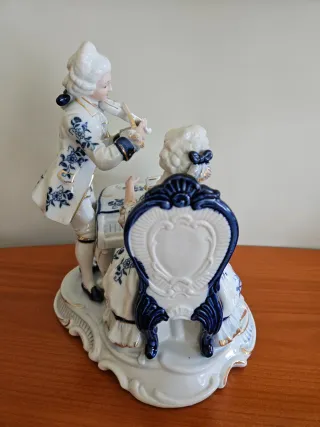 Statuina in porcellana lucida stile Capodimonte