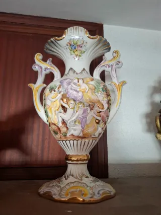 Horrible jarrón de cerámica con figuras