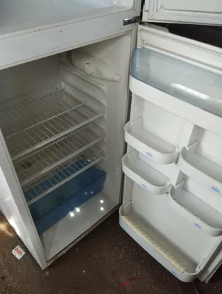 Frigorífico blanco en buen estado