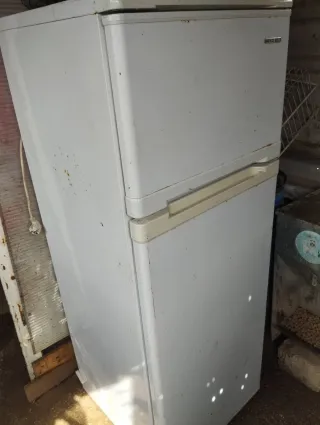 Frigorífico blanco en buen estado