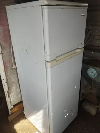 Frigorífico blanco en buen estado