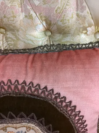 2 cojines decorativos rosa y dorado de terciopelo