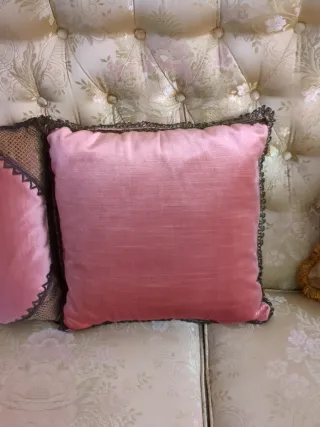 2 cojines decorativos rosa y dorado de terciopelo