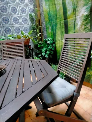 Mesa de madera para exterior con 5 sillas.