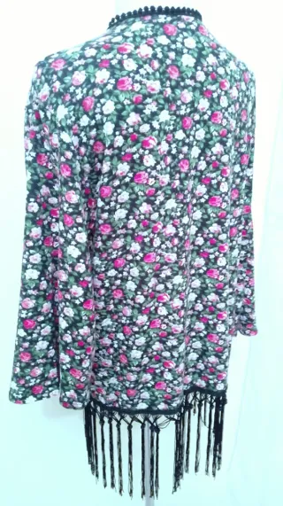 Chaqueta kimono floral con flecos