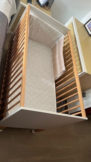 Cuna de bebé de madera y blanca