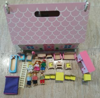CASA DE MUÑECAS DE MADERA PORTÁTIL BIGJIGS TOYS