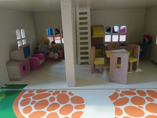 CASA DE MUÑECAS DE MADERA PORTÁTIL BIGJIGS TOYS