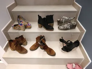 Zapatos multicolor y plateados