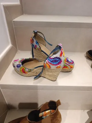 Zapatos multicolor y plateados