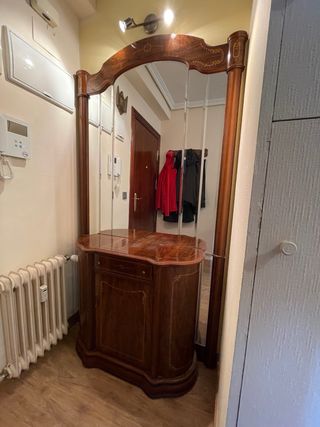 Mueble recibidor de madera con espejo