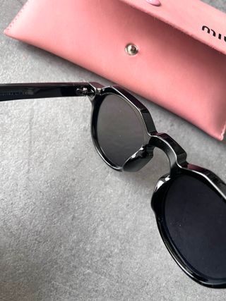 Gafas de sol Miu Miu geométricas negras