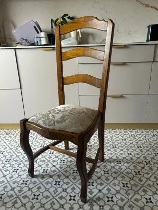 Silla de madera con asiento de tela