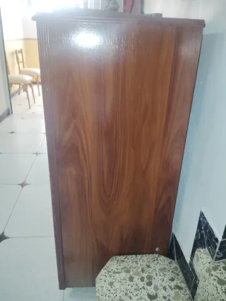 Mueble de madera marrón