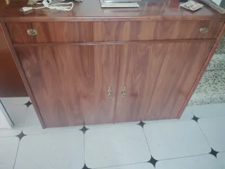 Mueble de madera marrón