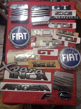 Emblemas y placas de coche variados
