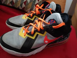 Nike LeBron 18 Low Tune Squad Gris Naranja
