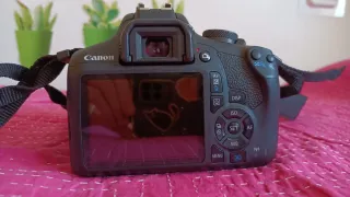 Canon EOS 2000D Cámara+objetivo 18-55 y accesorios