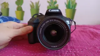 Canon EOS 2000D Cámara+objetivo 18-55 y accesorios