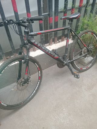 Bicicleta de montaña negra