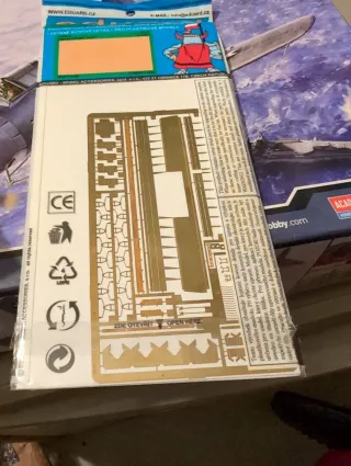 Maqueta Academy USN SB2U-3 1/48 con complementos