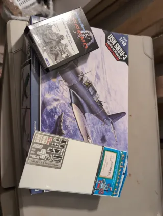 Maqueta Academy USN SB2U-3 1/48 con complementos