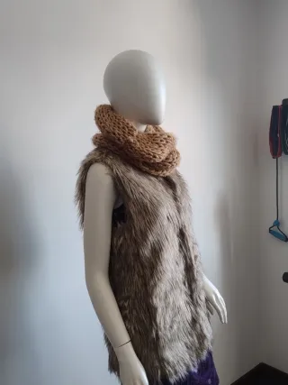 Chaleco peludo y bufanda marrón