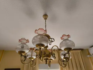 Lámpara de techo dorada con detalles rosas