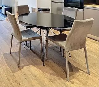 Mesa redonda con 4 sillas