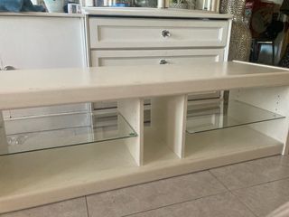 Mueble de salón blanco y cristal