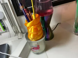 Portapenne a forma di bomber giallo