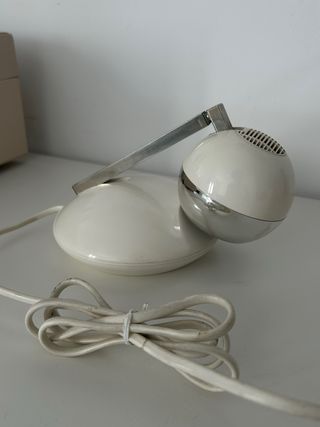 Lámpara de diseño plateada y blanca