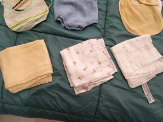 Conjunto bebé: baberos y muselinas