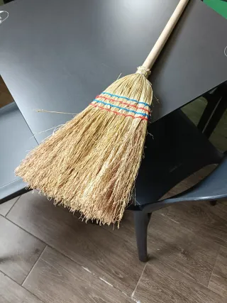 Escoba de jardín nueva