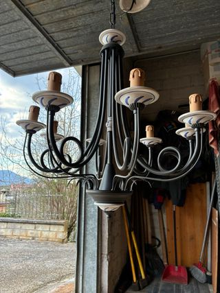 Lampadario grigio e bianco in metallo