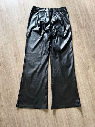 Pantalón efecto piel negro ancho